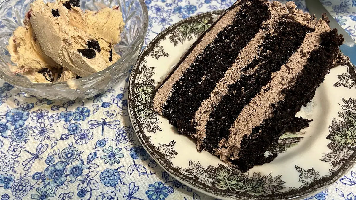 Cakes & Bakes – cake shop in Cullompton town centre